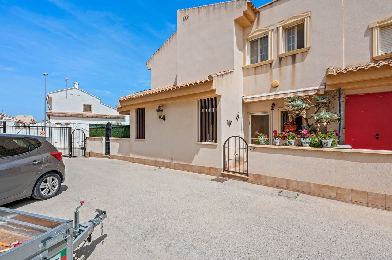 2-Bedroom House in Bellavista, San Miguel de Salinas - Image 36