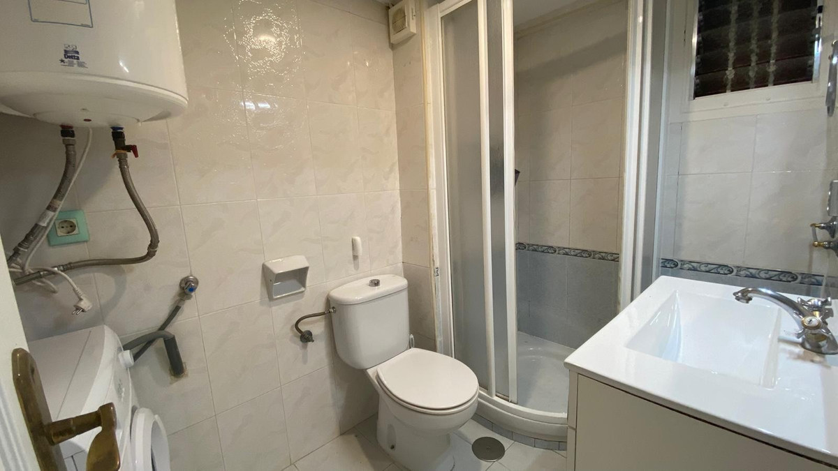 2-Bedroom Middle Floor Apartment in  Benidorm | Sunny Cas... - Image 14
