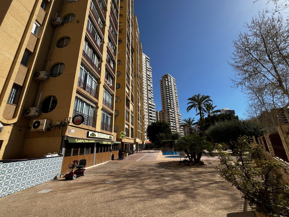 2-Bedroom Middle Floor Apartment in  Benidorm | Sunny Cas... - Image 17