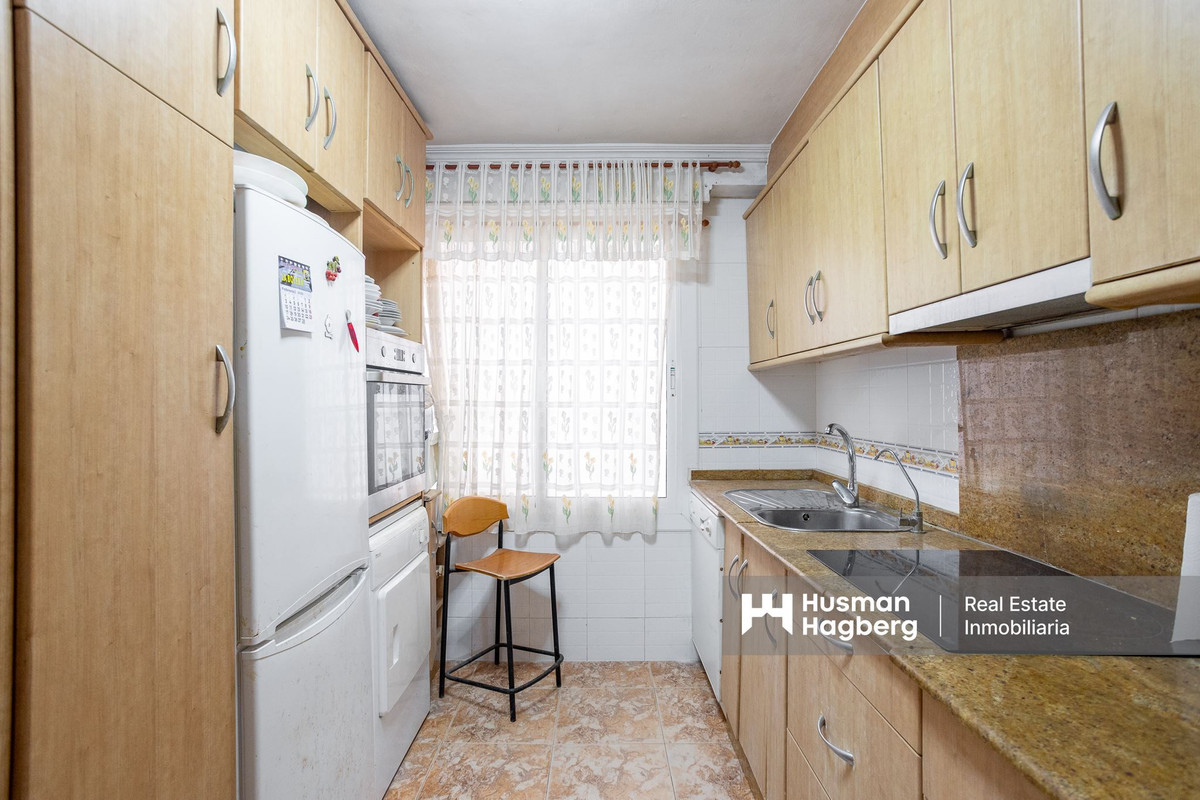 3-Bedroom Middle Floor Apartment in  Guardamar del Segura... - Image 13