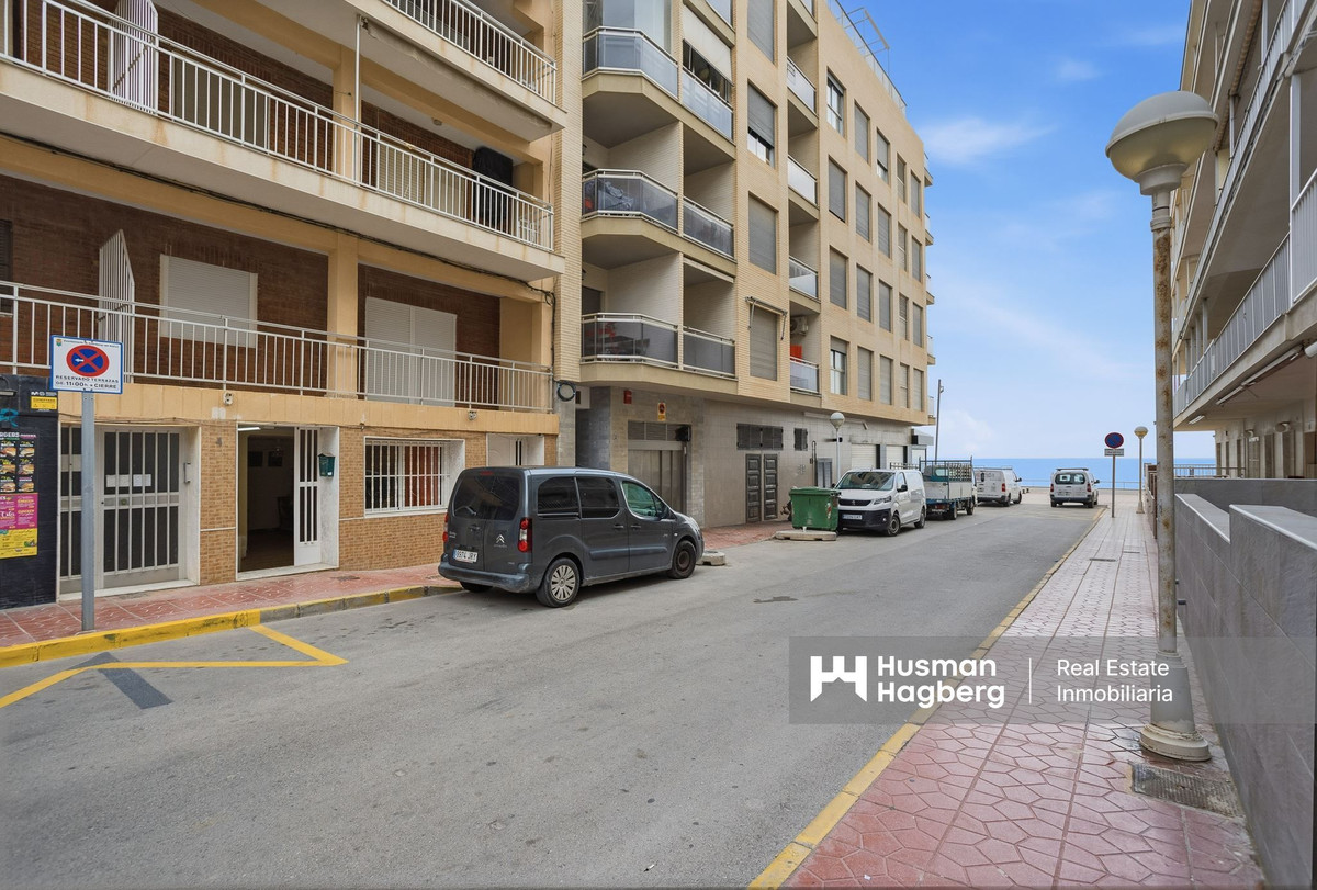 3-Bedroom Middle Floor Apartment in  Guardamar del Segura... - Image 2