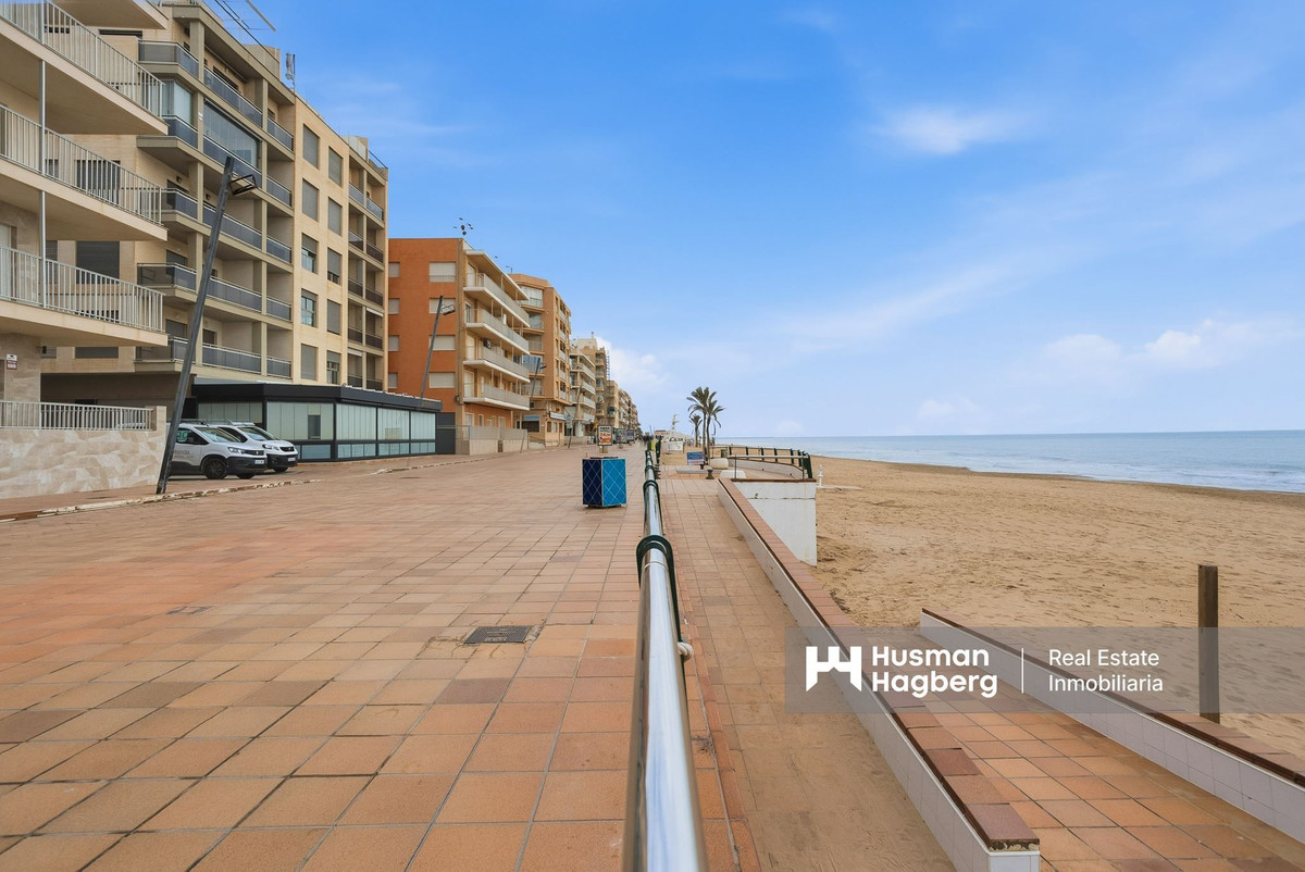 3-Bedroom Middle Floor Apartment in  Guardamar del Segura... - Image 22