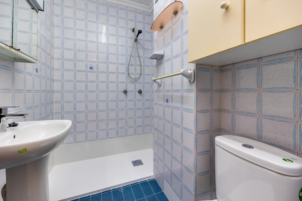 4-Bedroom Ground Floor Apartment in  San Pedro del Pinata... - Image 2