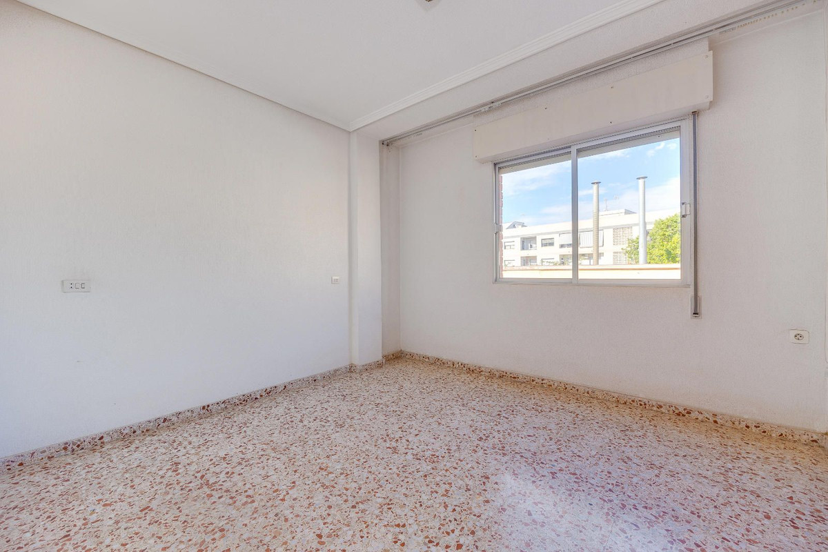 4-Bedroom Ground Floor Apartment in  San Pedro del Pinata... - Image 17
