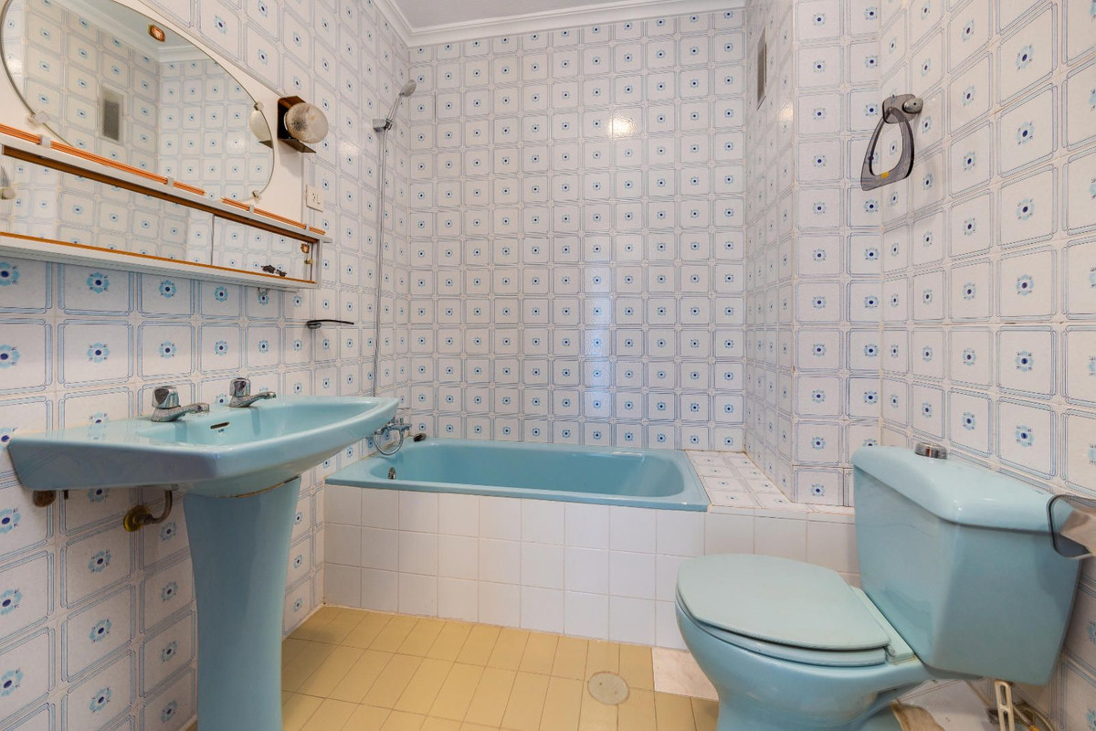 4-Bedroom Ground Floor Apartment in  San Pedro del Pinata... - Image 20