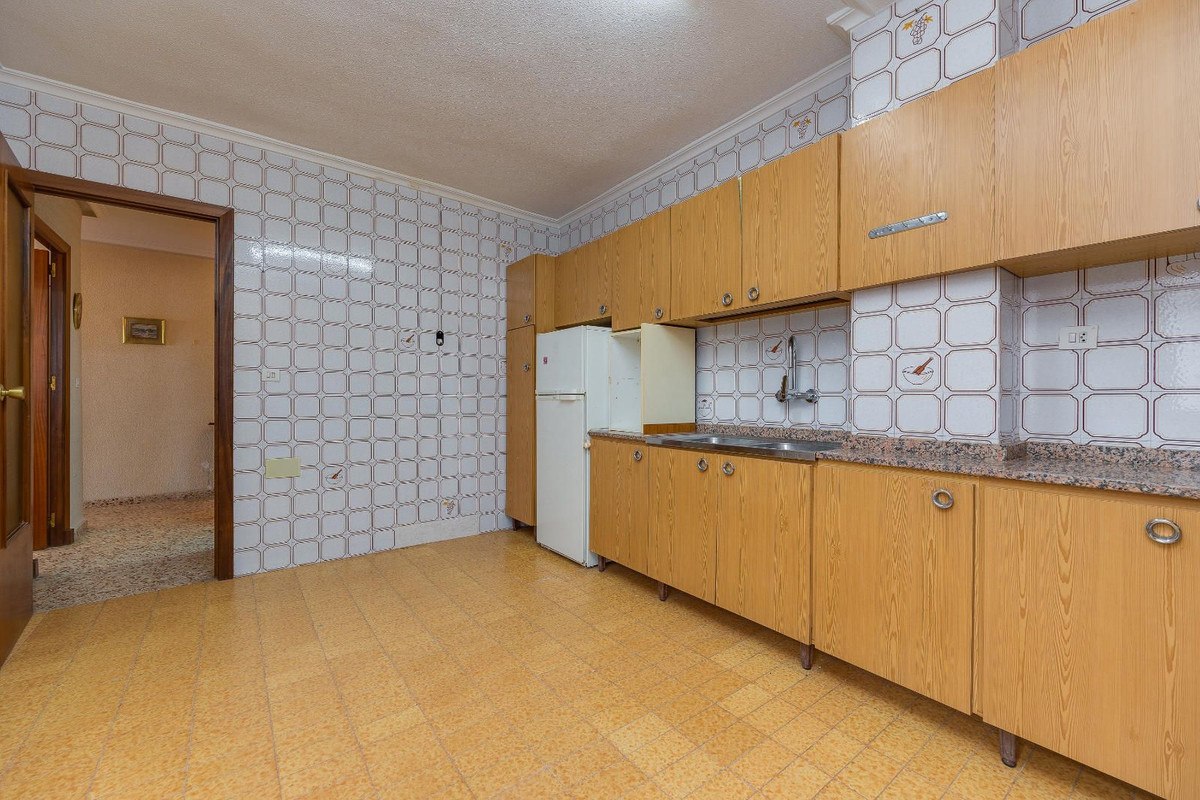 4-Bedroom Ground Floor Apartment in  San Pedro del Pinata... - Image 5