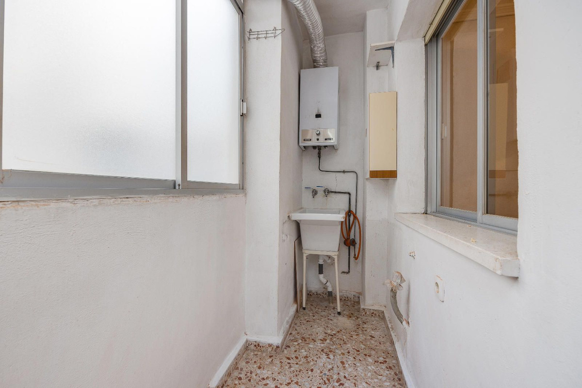 4-Bedroom Ground Floor Apartment in  San Pedro del Pinata... - Image 6