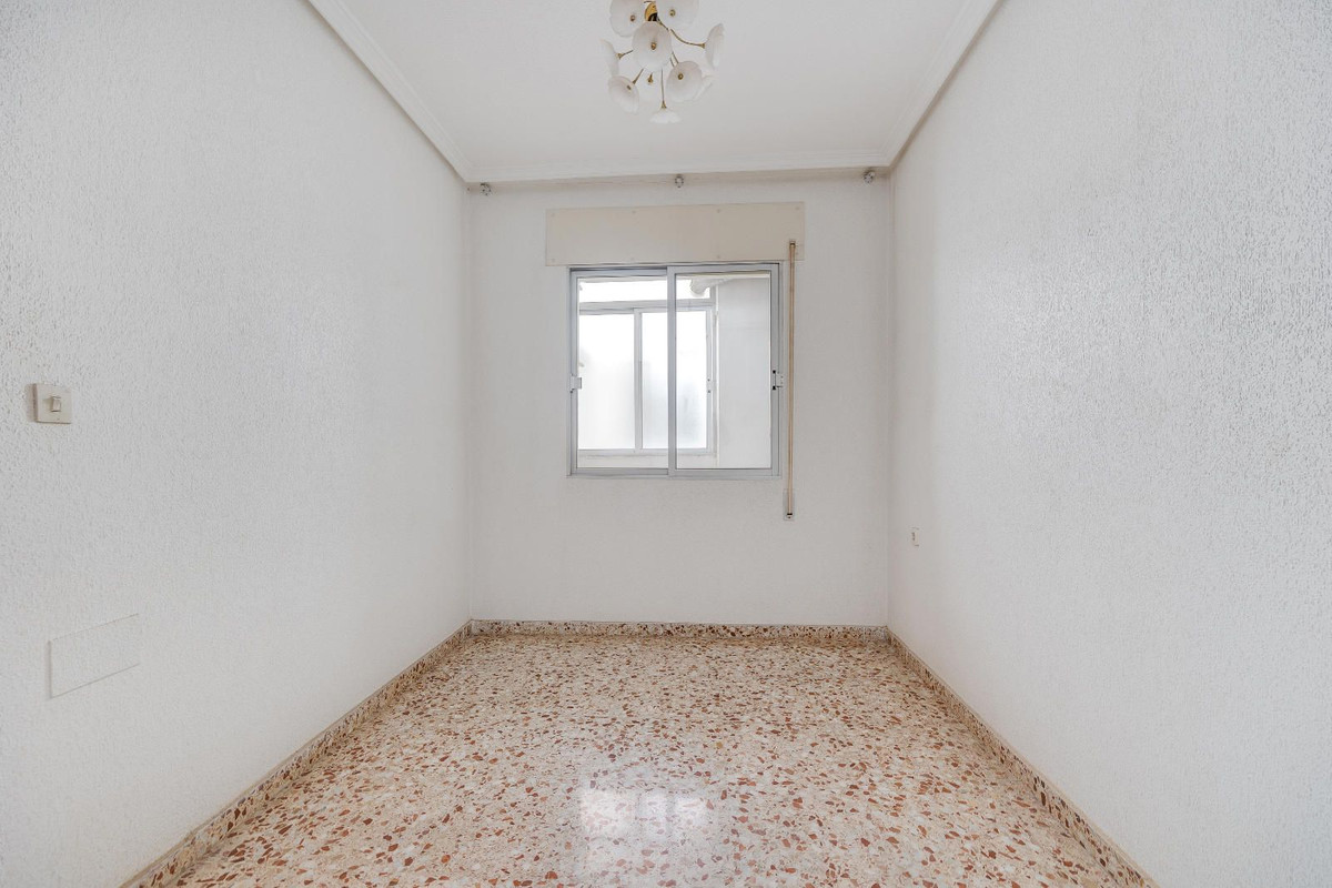 4-Bedroom Ground Floor Apartment in  San Pedro del Pinata... - Image 8