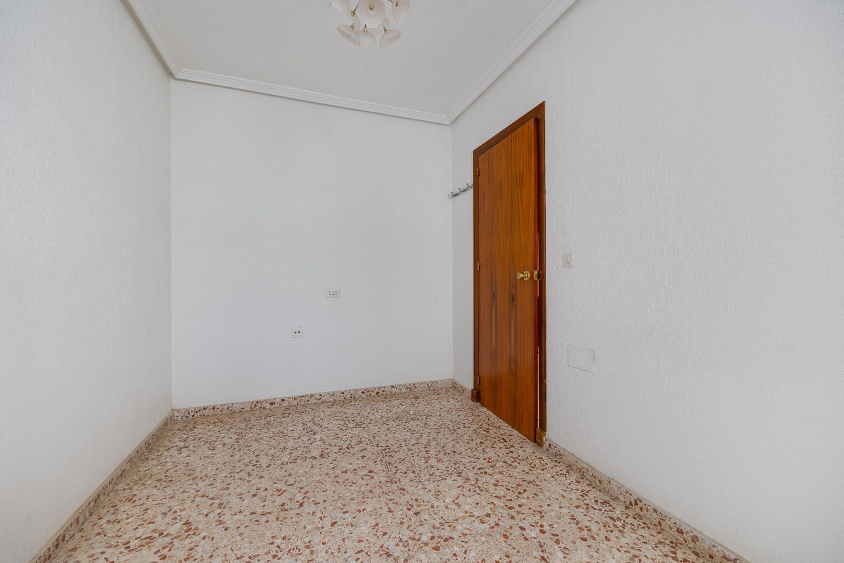 4-Bedroom Ground Floor Apartment in  San Pedro del Pinata... - Image 9