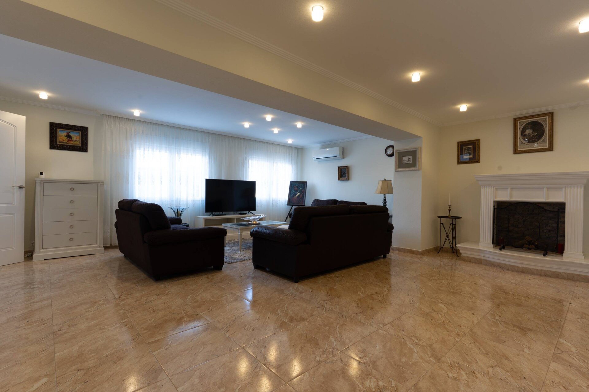 10-Bedroom Villa in Torrevieja - Image 18