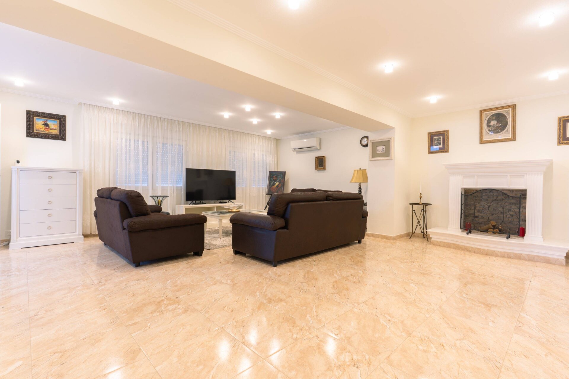 10-Bedroom Villa in Torrevieja - Image 19