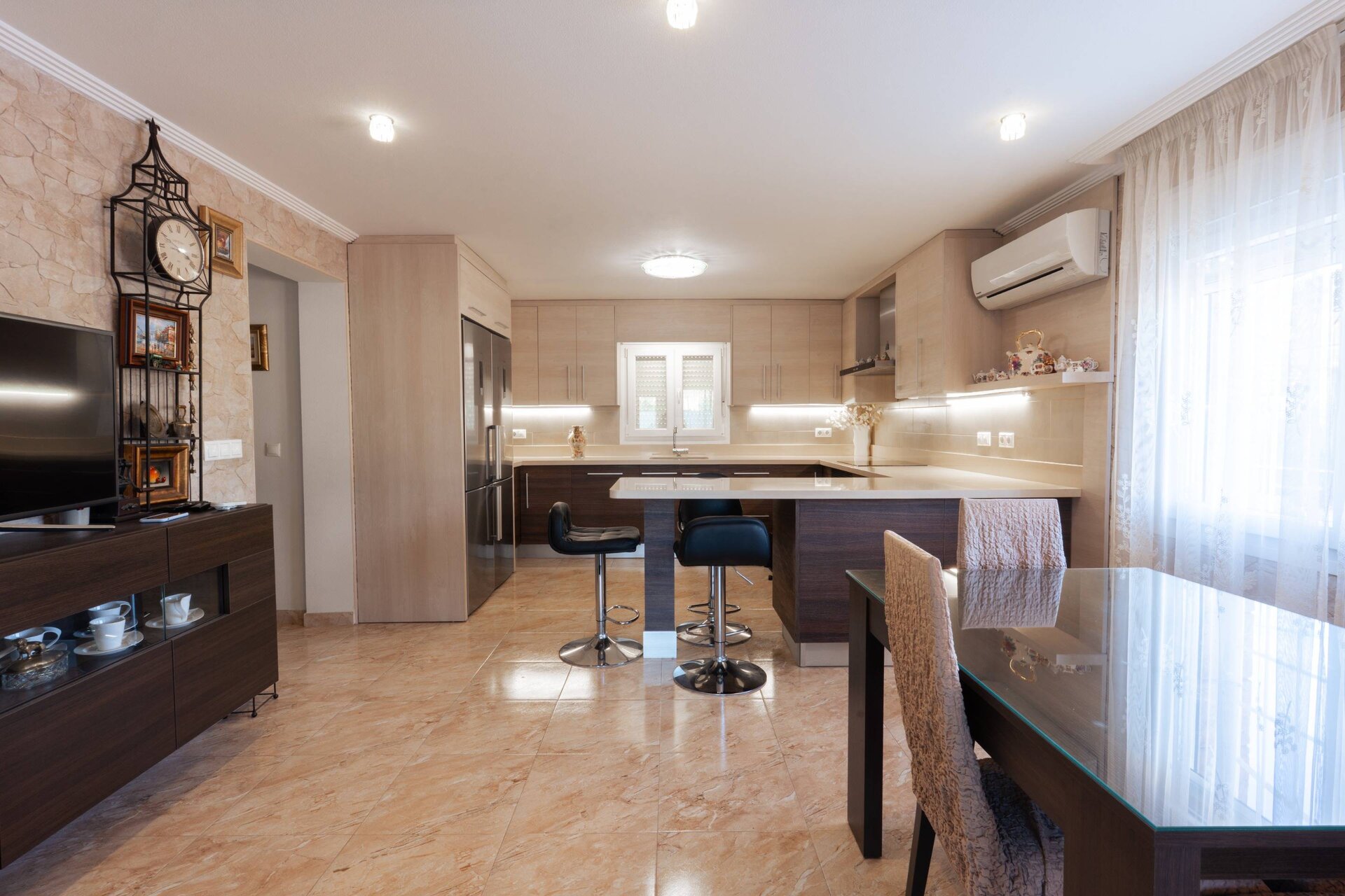 10-Bedroom Villa in Torrevieja - Image 24