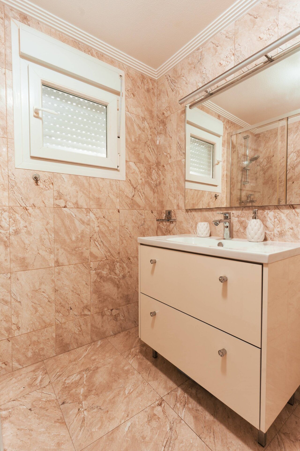 10-Bedroom Villa in Torrevieja - Image 30