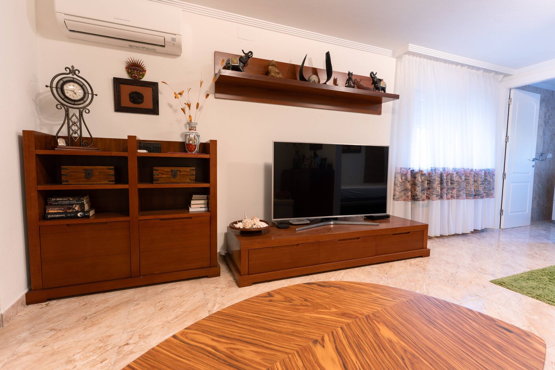 10-Bedroom Villa in Torrevieja - Image 38