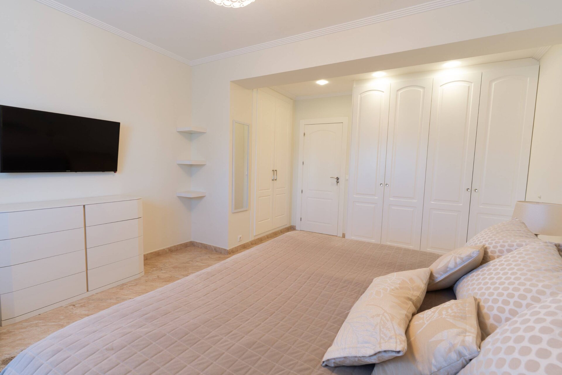 10-Bedroom Villa in Torrevieja - Image 44