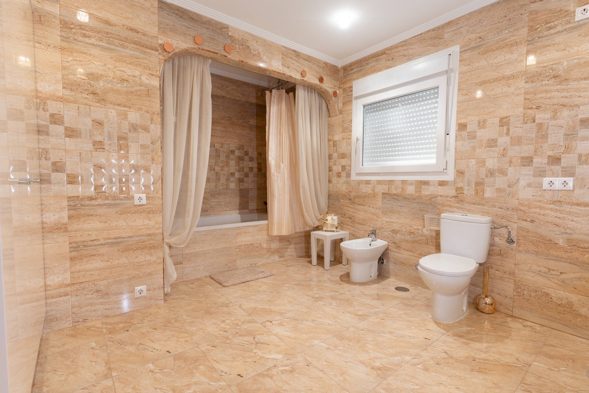 10-Bedroom Villa in Torrevieja - Image 45