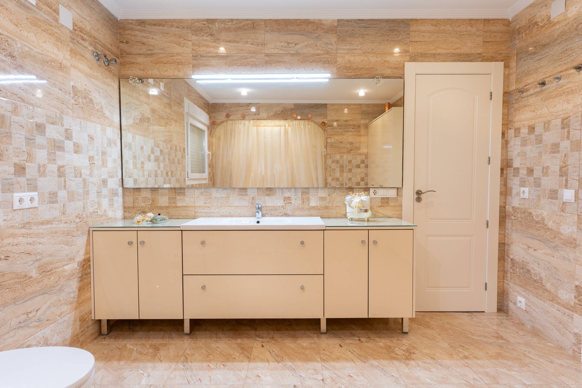 10-Bedroom Villa in Torrevieja - Image 47