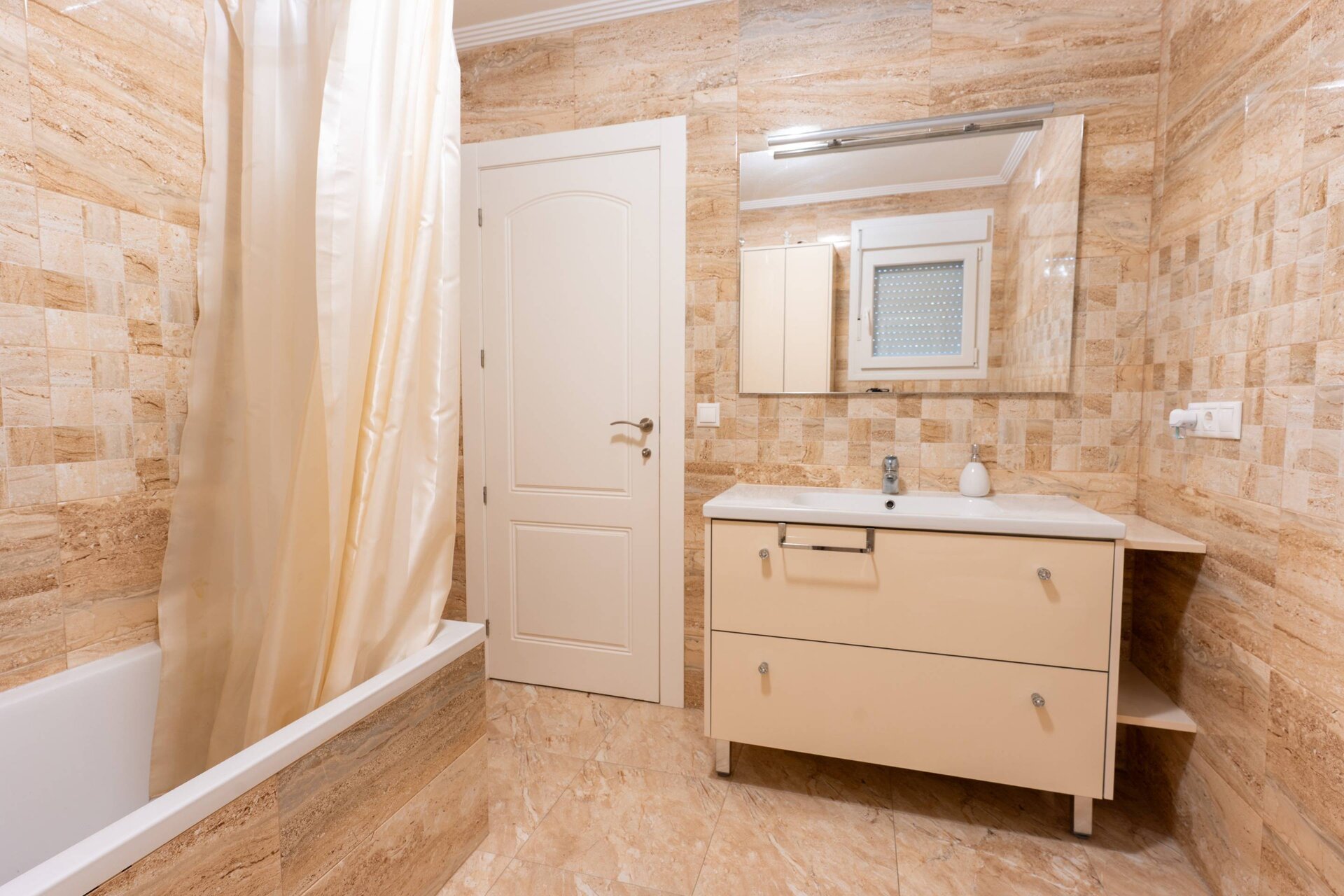 10-Bedroom Villa in Torrevieja - Image 54