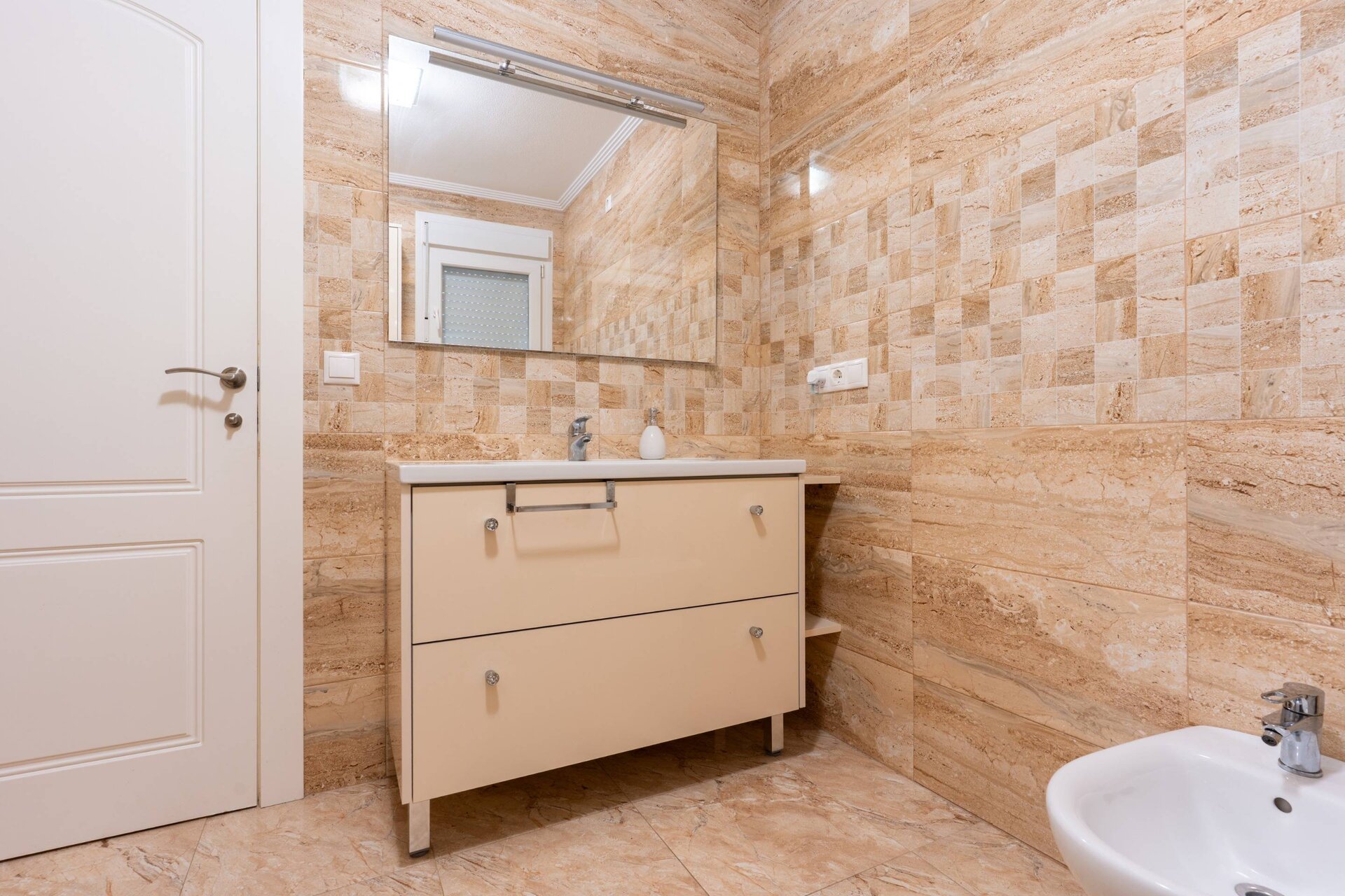 10-Bedroom Villa in Torrevieja - Image 56