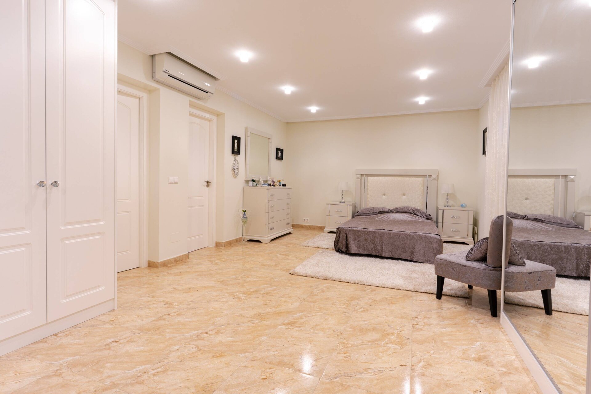 10-Bedroom Villa in Torrevieja - Image 64