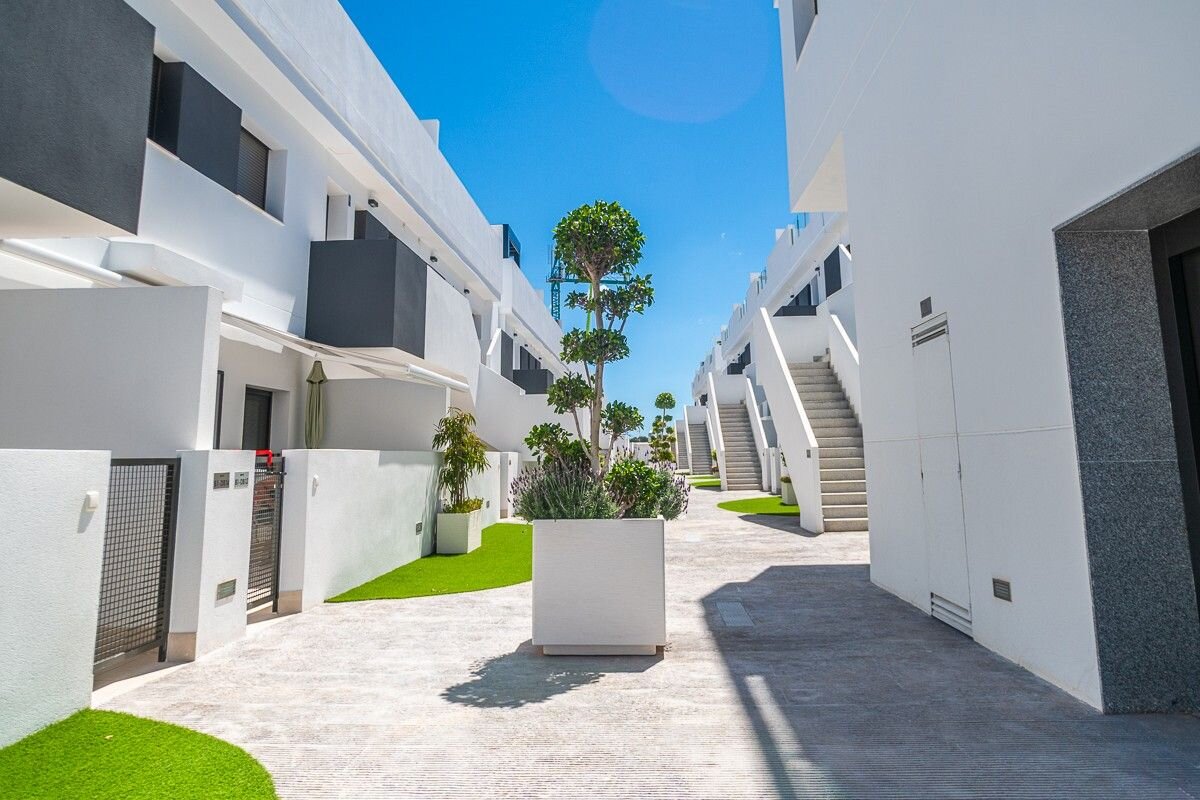3-Bedroom Apartment in Lago Jardin, Torrevieja - Image 2