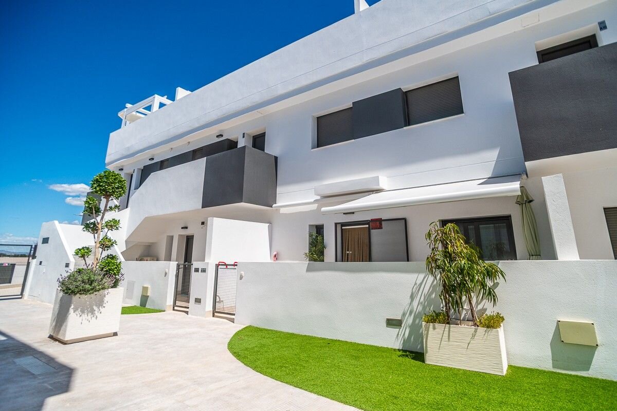 3-Bedroom Apartment in Lago Jardin, Torrevieja - Image 3