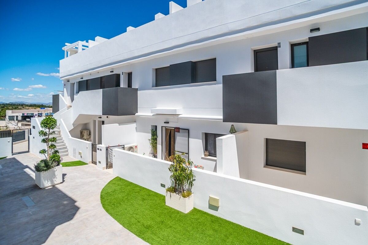 3-Bedroom Apartment in Lago Jardin, Torrevieja - Image 4