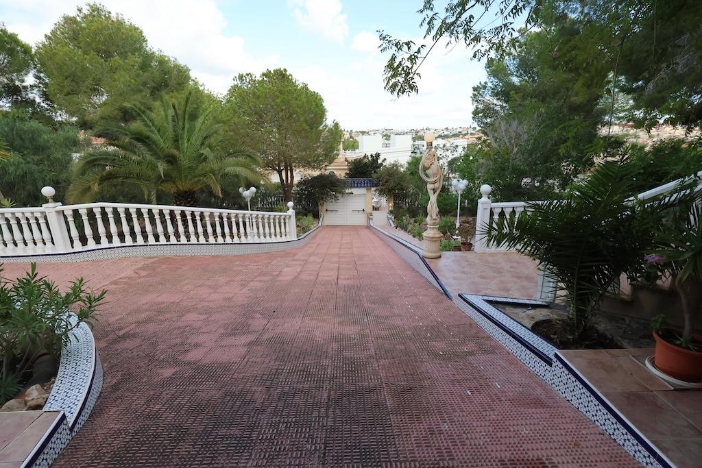 5-Bedroom Villa in Lomas de Campoamor-las Ramblas, Orihuela Costa - Image 32