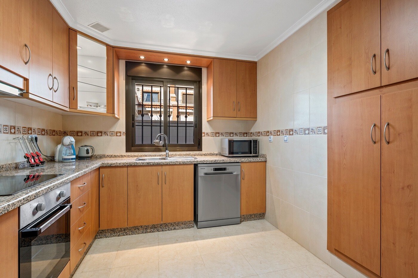 3-Bedroom House in San Miguel de Salinas - Image 11