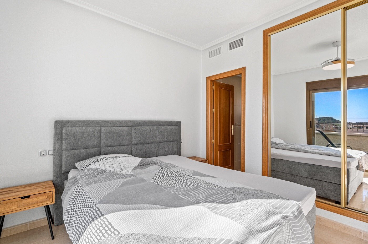 3-Bedroom House in San Miguel de Salinas - Image 15