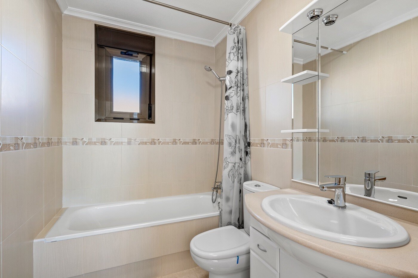 3-Bedroom House in San Miguel de Salinas - Image 18