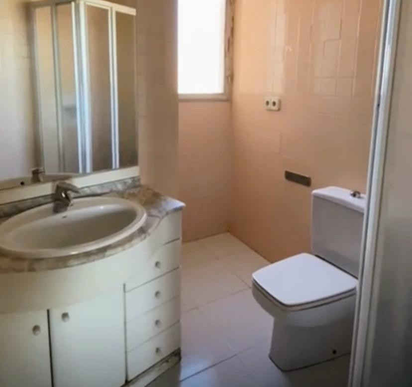 2-Bedroom Middle Floor Apartment in  Benidorm | Sunny Cas... - Image 14