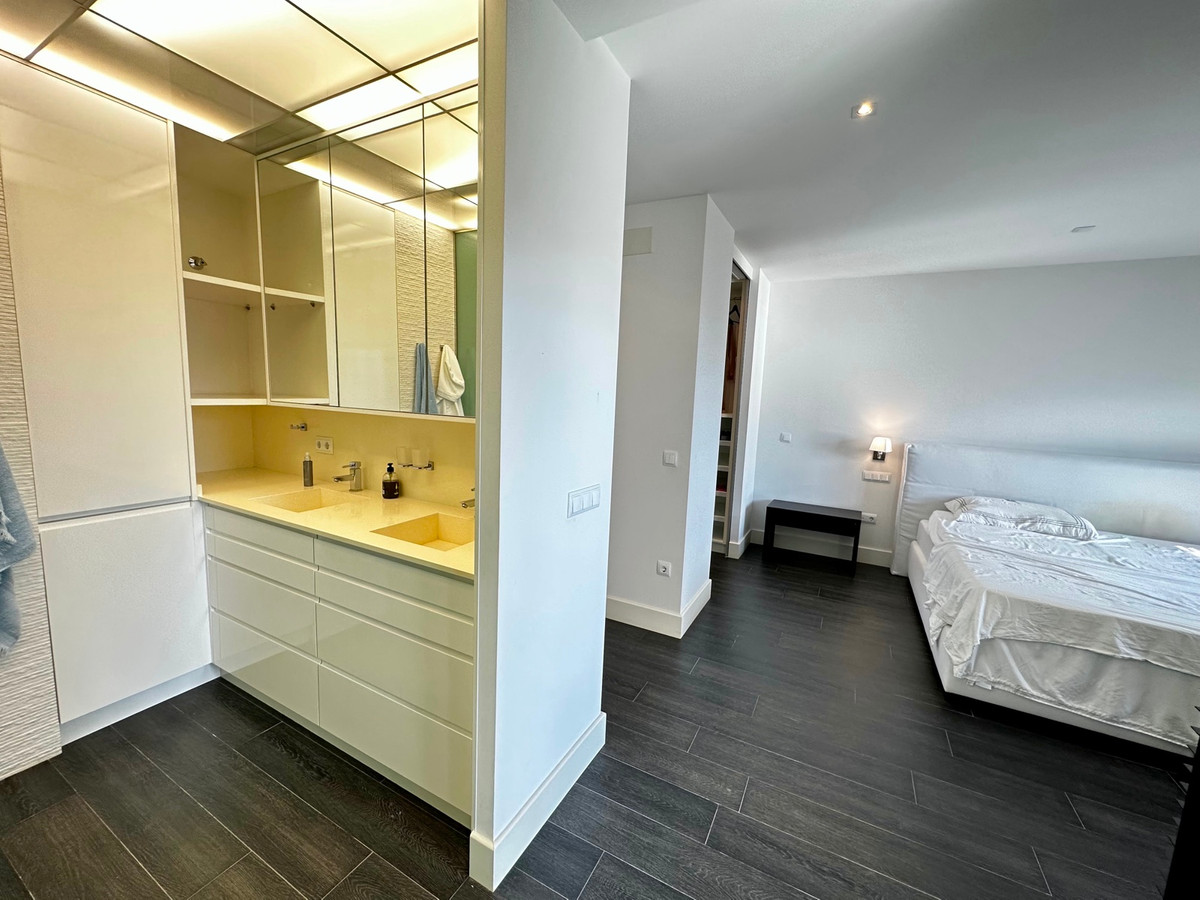 2-Bedroom Penthouse Apartment in Guardamar del Segura | ... - Image 17