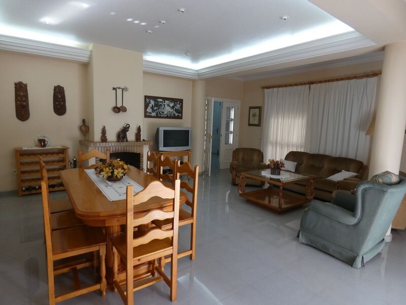4-Bedroom Villa in Centro Urbano 2, Almoradi - Image 11