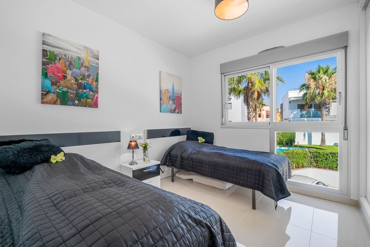 Penthouse met 2 Slaapkamers in Punta Prima, Orihuela Cost... - Image 13