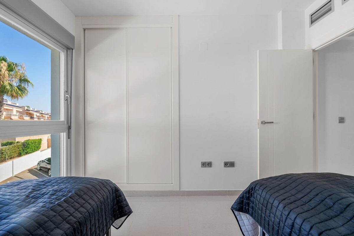 Penthouse met 2 Slaapkamers in Punta Prima, Orihuela Cost... - Image 15