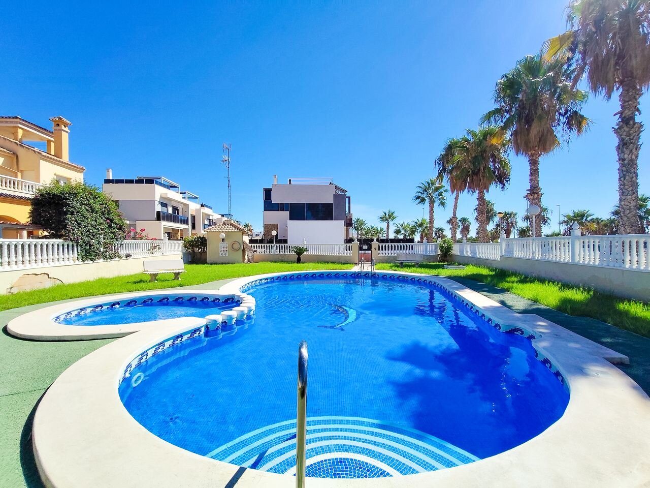 Apartamento de 2 Dormitorios en Lomas de Cabo Roig, Orihuela Costa - Image 32