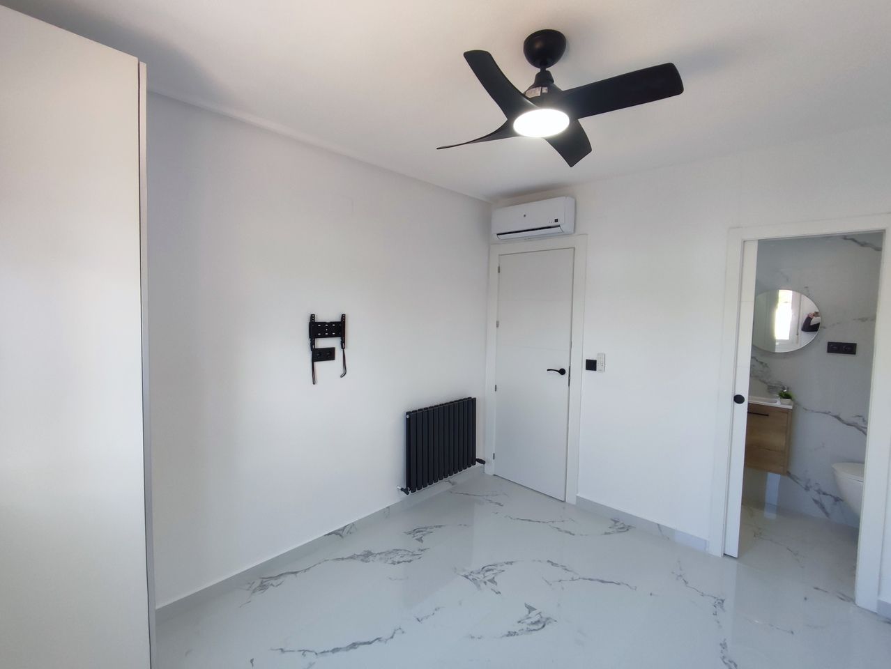 2-Bedroom Apartment in Sucina, Sucina - Image 17