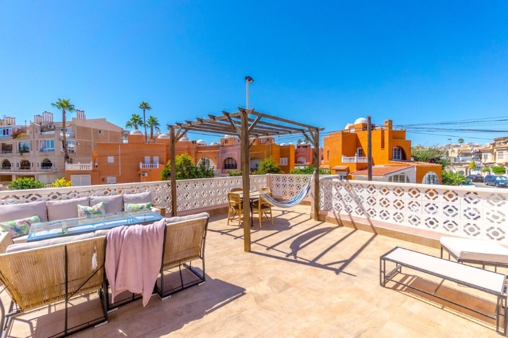 5-Bedroom House in Torrevieja - Image 1