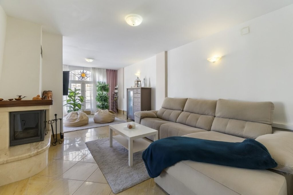 5-Bedroom House in Torrevieja - Image 11
