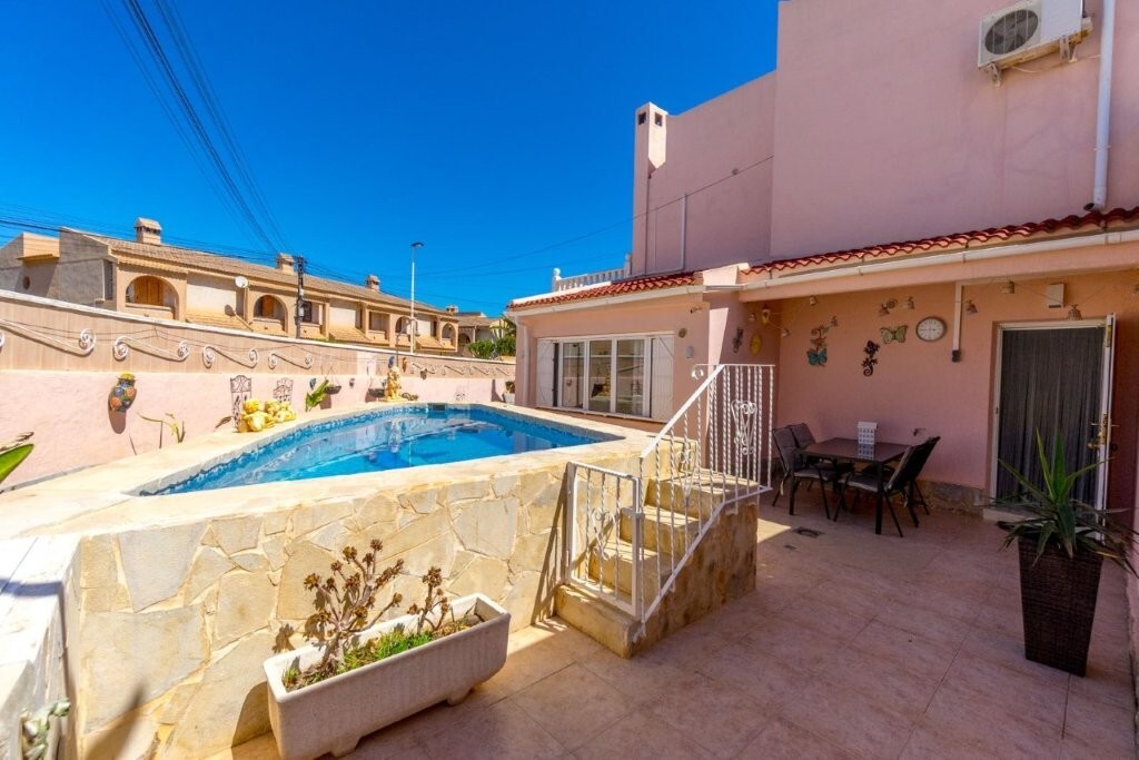 5-Bedroom House in Torrevieja - Image 4