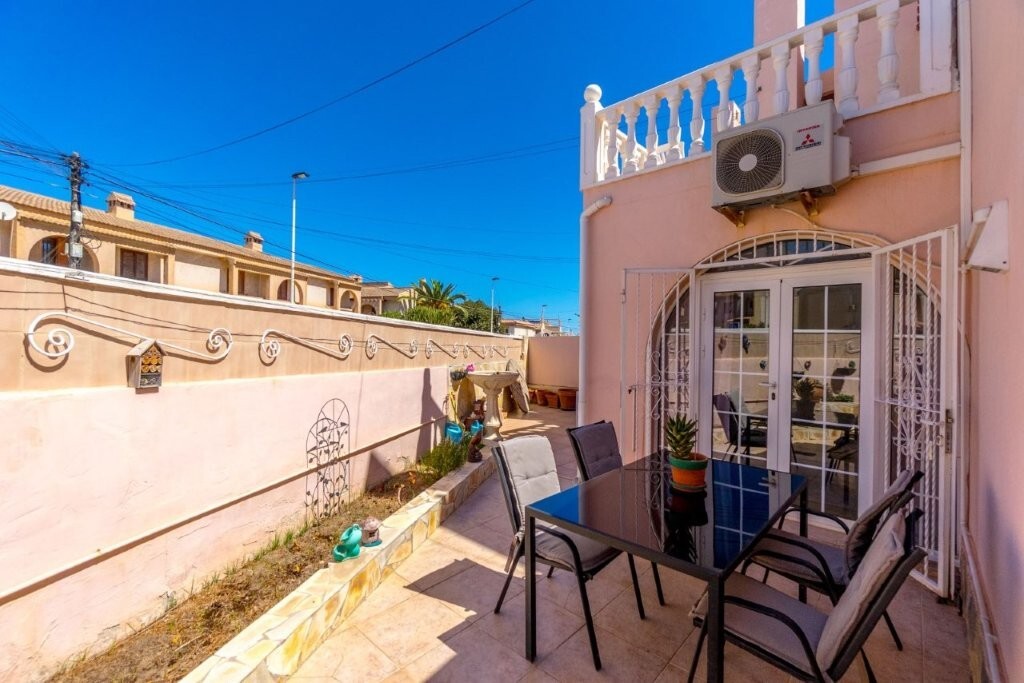 5-Bedroom House in Torrevieja - Image 8