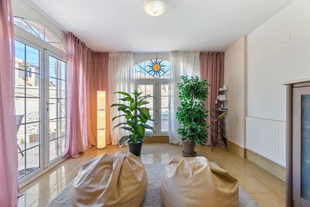 5-Bedroom House in Torrevieja - Image 9