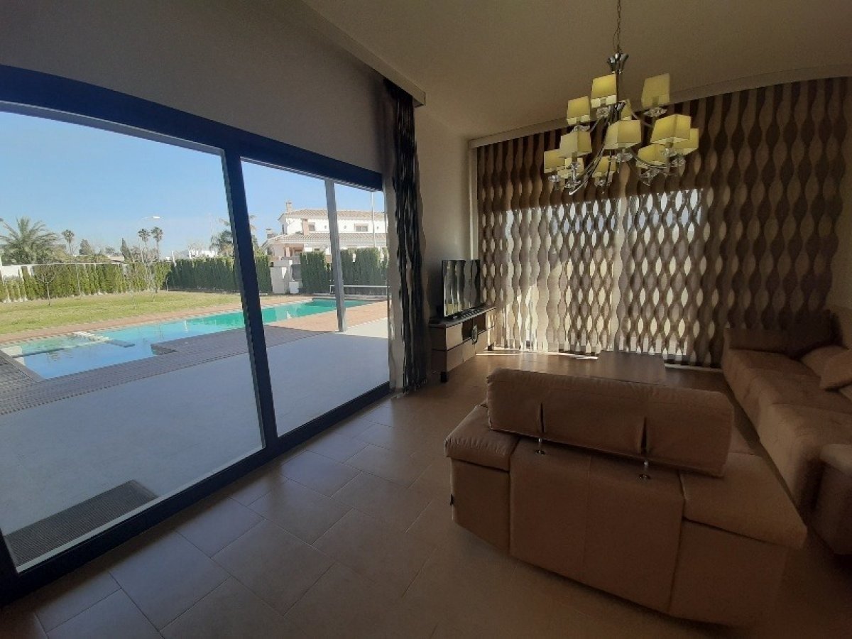 4-Bedroom Villa in Santiago de la Ribera - Image 1