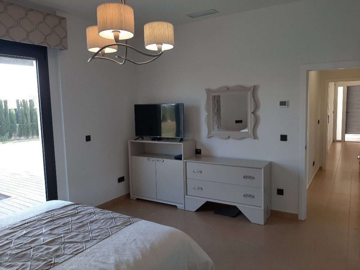 4-Bedroom Villa in Santiago de la Ribera - Image 35