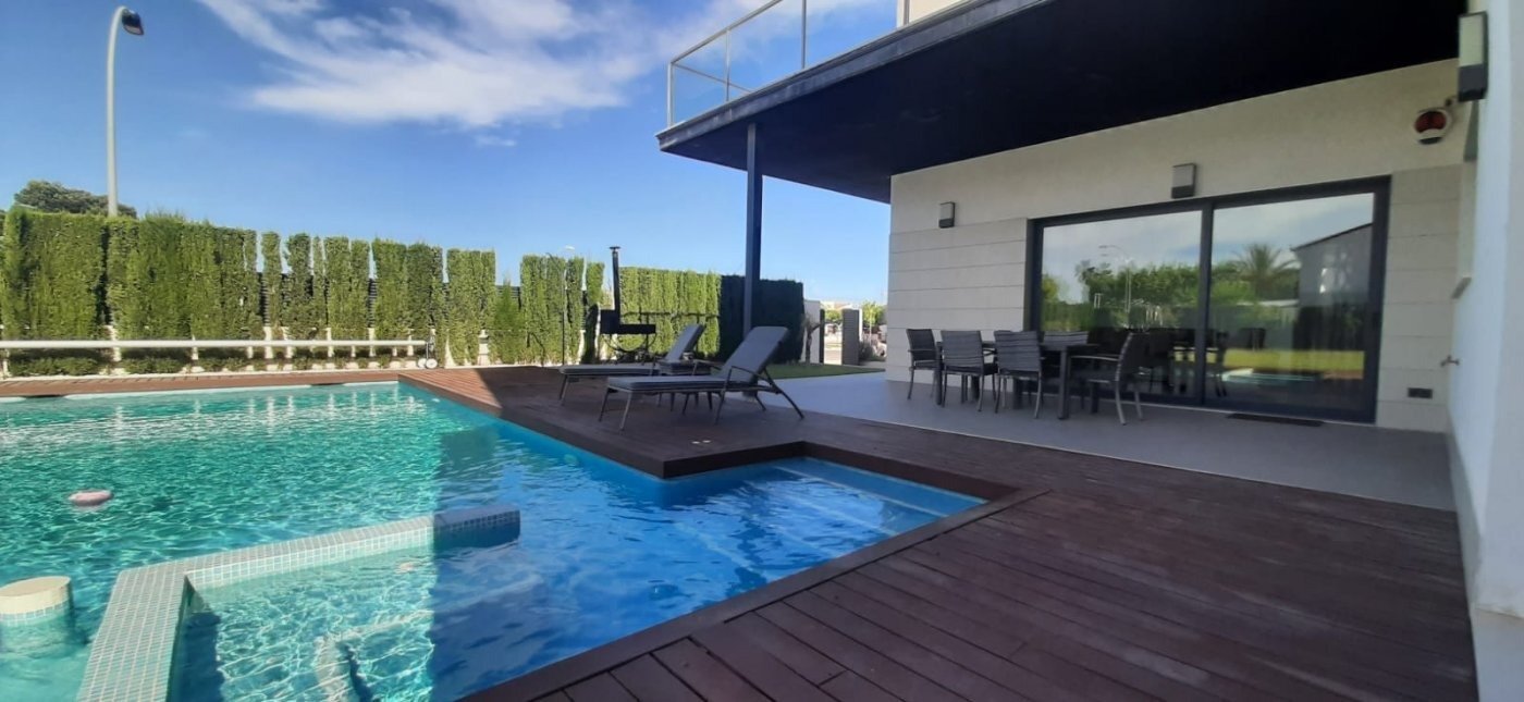 4-Bedroom Villa in Santiago de la Ribera - Image 5