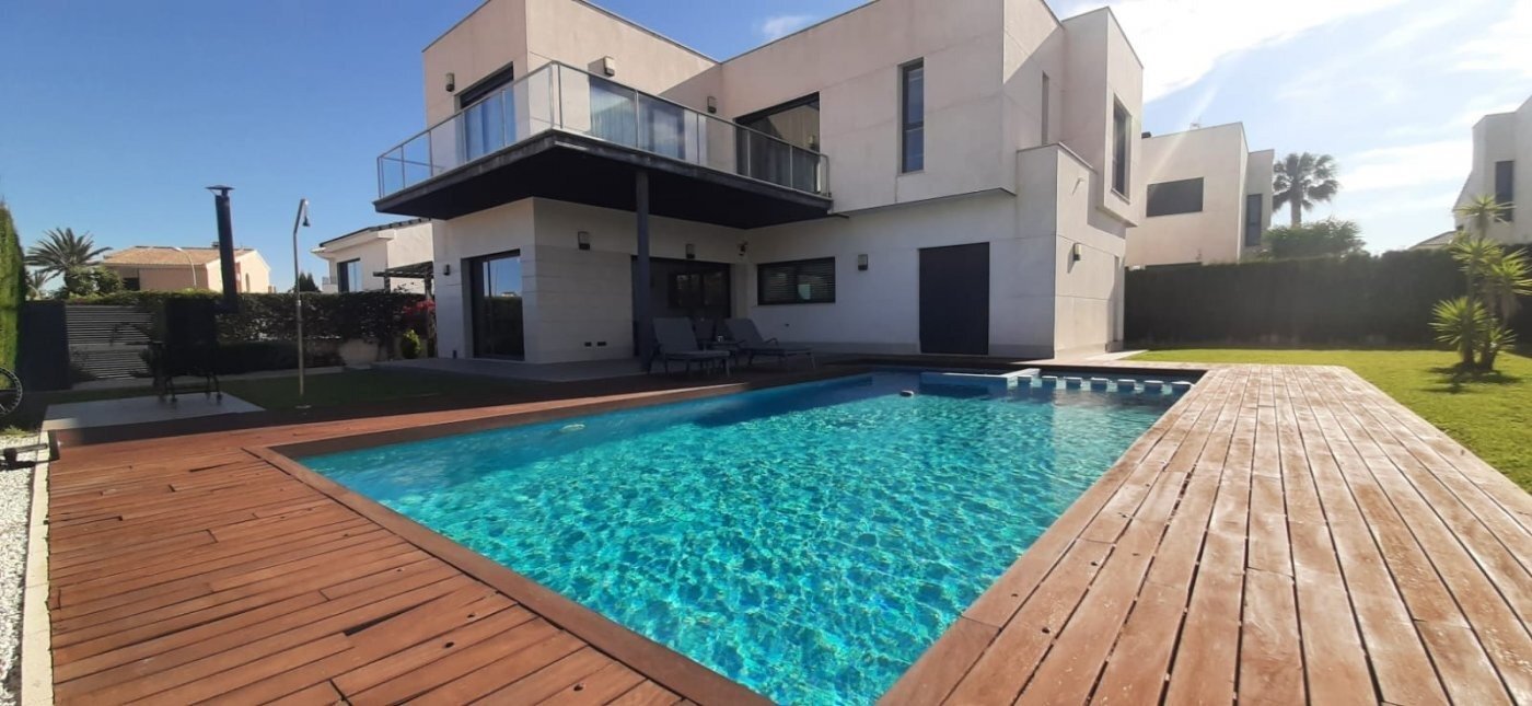 4-Bedroom Villa in Santiago de la Ribera - Image 7