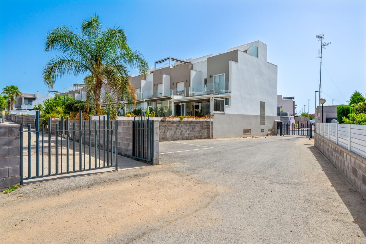 4-Bedroom House in Aguas Nuevas, Torrevieja - Image 1