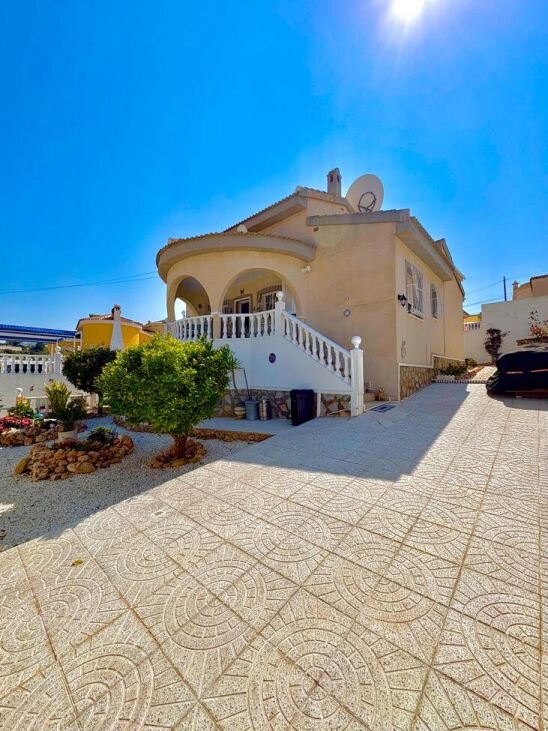 3-Bedroom Villa in Pueblo 5, Formentera del Segura - Image 1