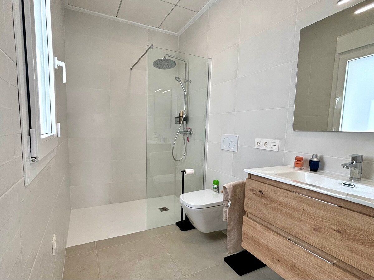 3-Bedroom Detached House in Rojales - Image 8